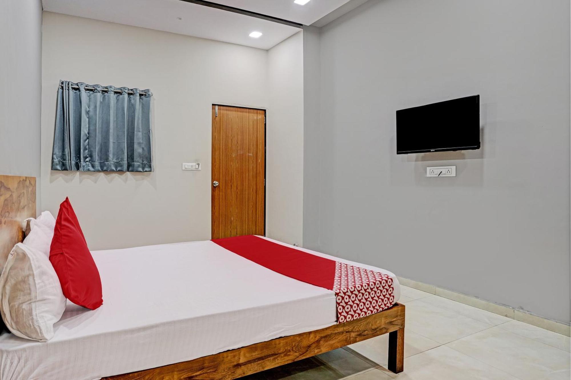 Oyo Flagship Hotel 9 Surat Exterior photo