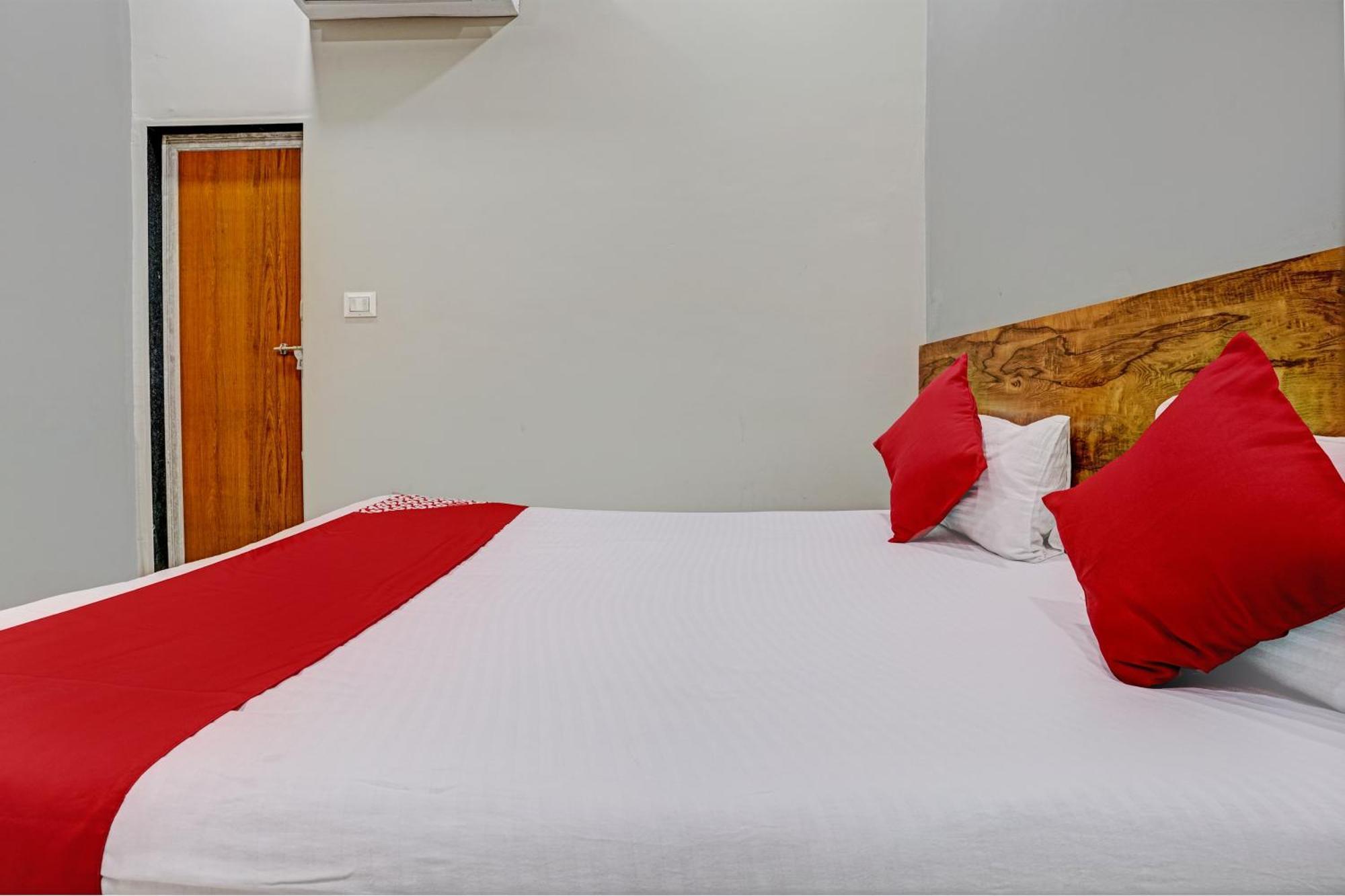 Oyo Flagship Hotel 9 Surat Exterior photo